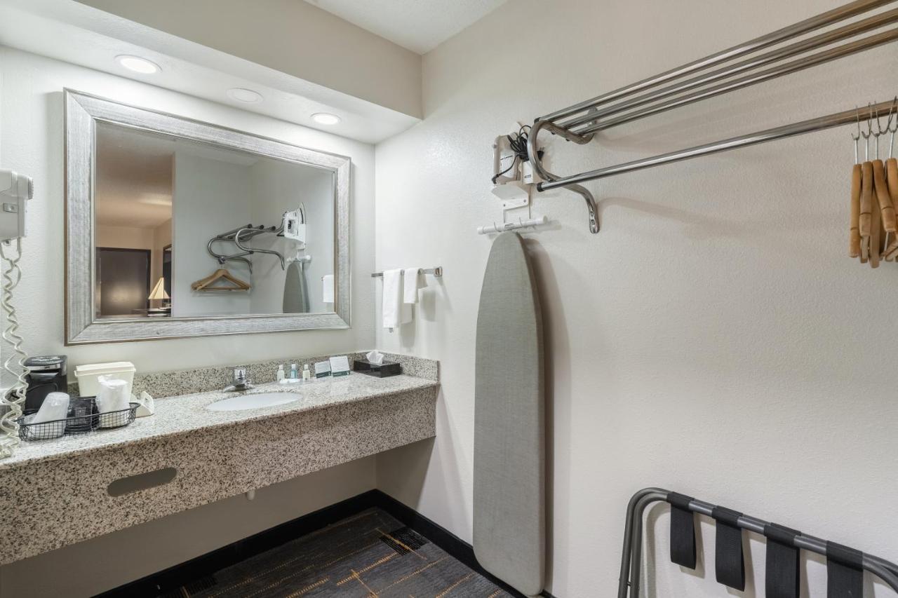 Quality Inn Cleveland Exterior photo